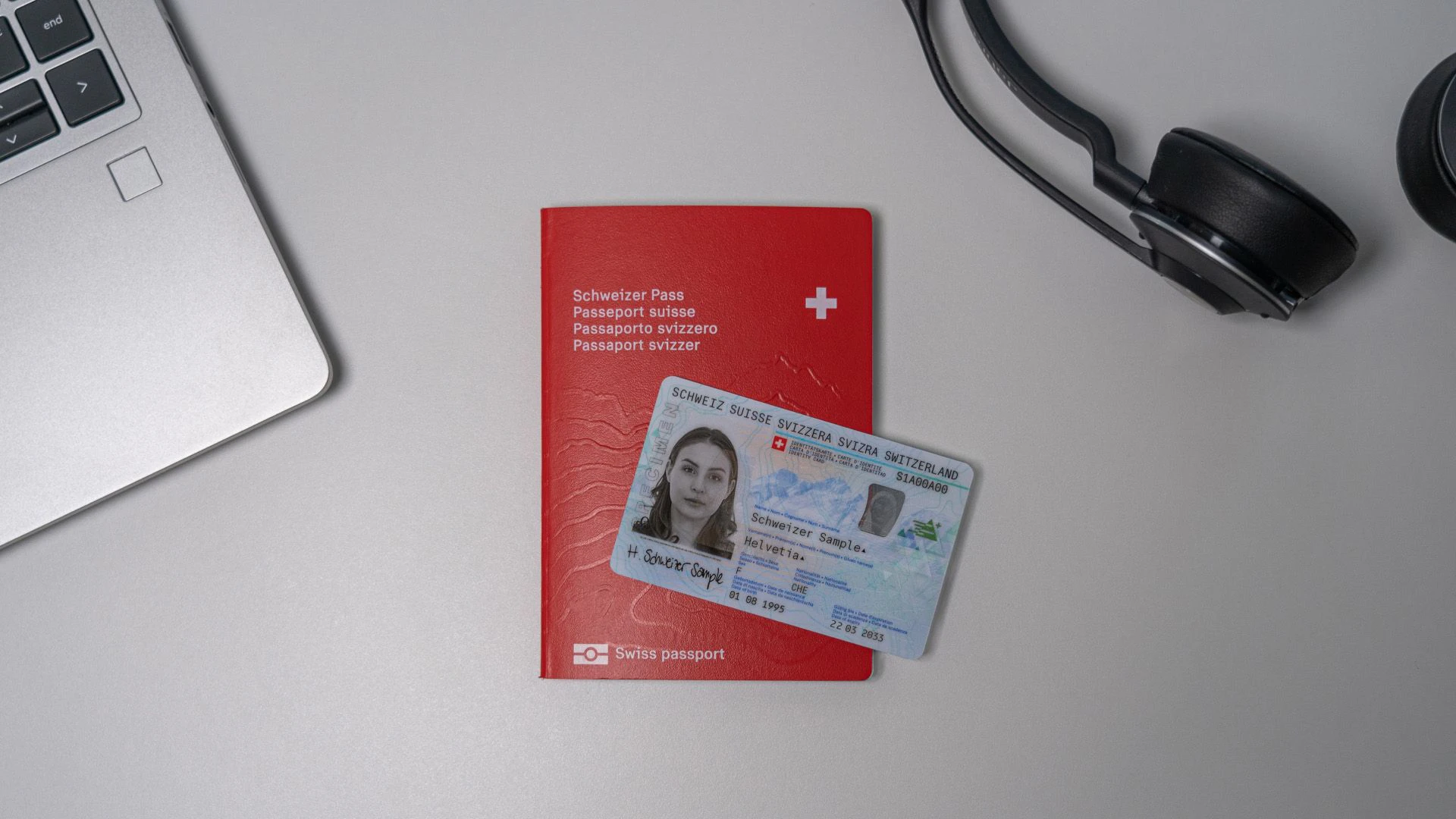 Passeport et carte d’identité suisses.